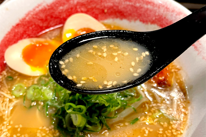 『らー麺 雄（ゆう）正雀店』のあっさりおいしい塩豚骨スープ