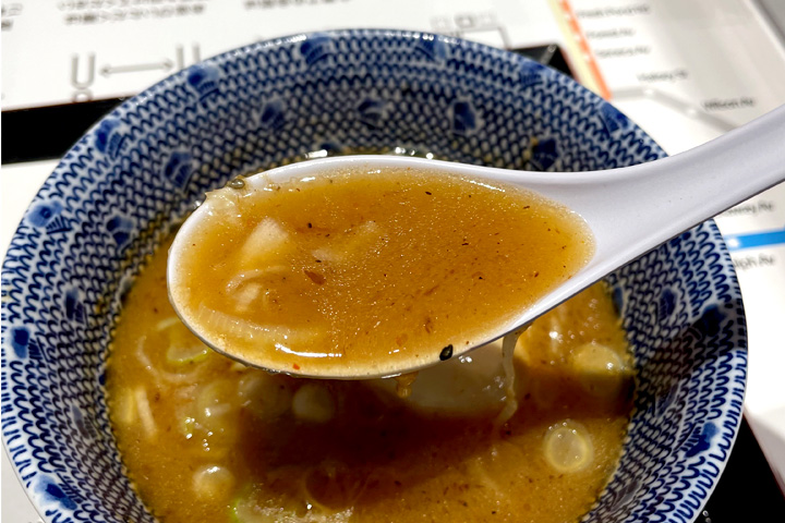 つじ田 ららぽーとEXPOCITY店の濃厚味玉つけ麺のスープ