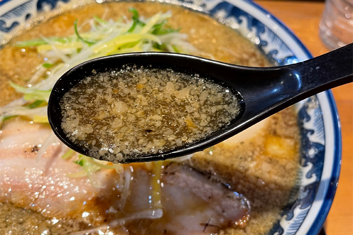 麺屋 八海山の味玉入煮干そばのスープ