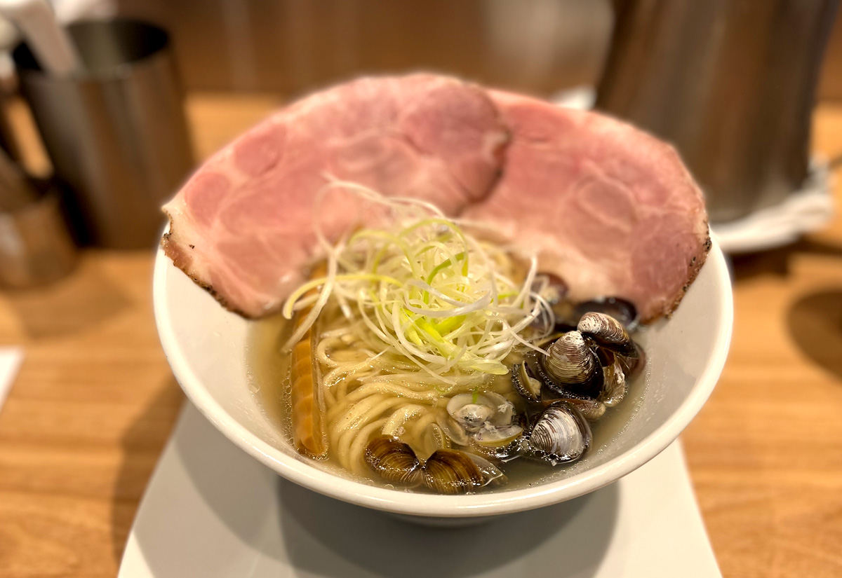 高槻市『くそオヤジ最後のひとふり 高槻店』貝の旨味たっぷりの優しいスープがおいしいラーメン！