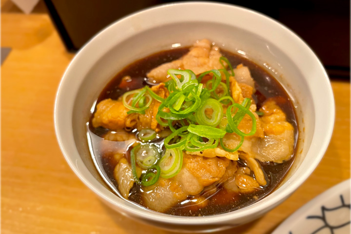 麺処葵（aoi）の魚介の旨味の他に醤油の酸味とコクの強いスープ