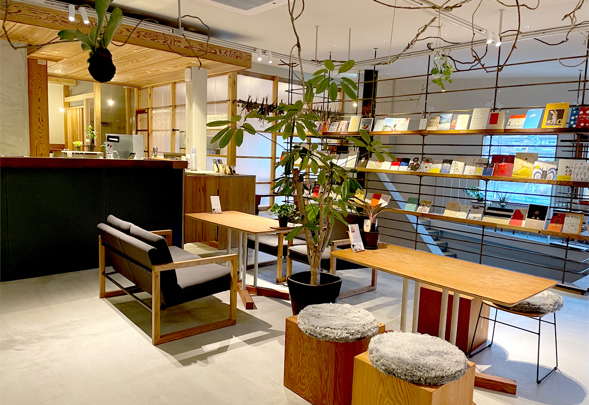 豊能郡豊能町『閑日 kanjitsu』JOZU＋の本と緑に囲まれたカフェ！家具屋ならではのこだわりが詰まった空間