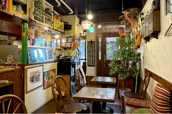 Peach Tree Cafe（ピーチツリーカフェ）の店内はアジアンテイストな内観