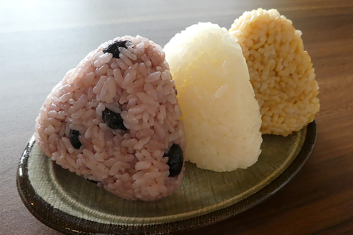 omusubi さんかく堂の塩むすび、鶏ごまみそ、黒豆ごはん