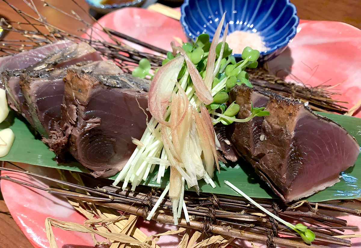 茨木市で藁焼き料理が食べられる居酒屋『た藁や（たわらや）茨木店』をご紹介します。藁を燻して焼き上げる藁焼き（わらやき）の料理をメインで食べることができます。カツオの藁焼きはもちろん、他の海鮮や野菜の藁焼きも食べれます！