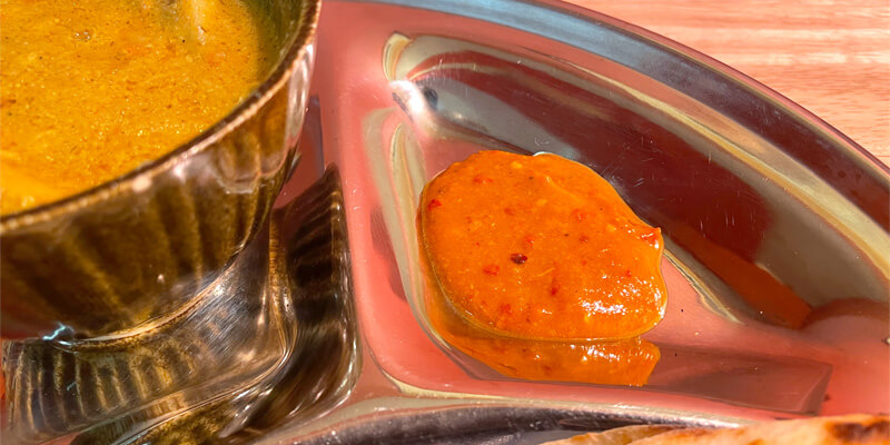 ネパール食堂バルピパルの唐辛子などを加えた特性ソース