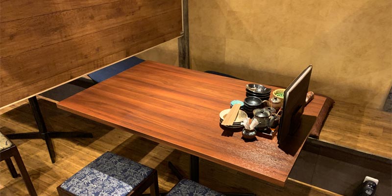 た藁や 茨木店のテーブル席