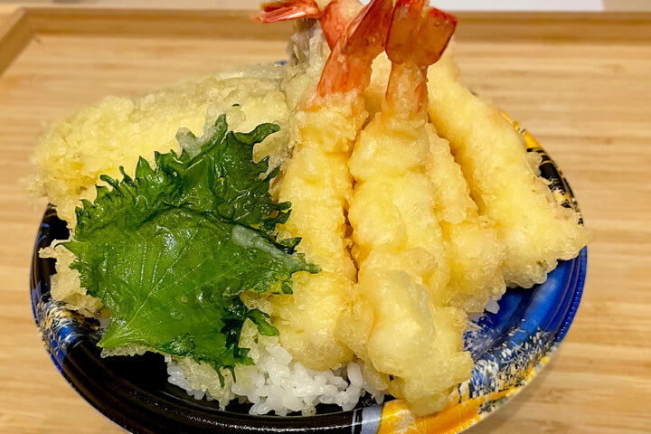 大盛海鮮天丼マウンテン 茨木の海老5尾・キス・いか2枚・さつまいも・なす・大葉の天ぷらがセット
