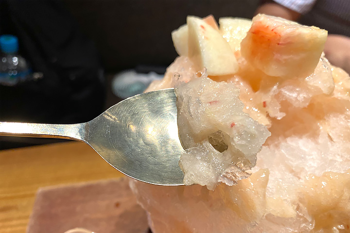 氷とお芋の専門店らんらんの生桃は、ふわふわで美味しい